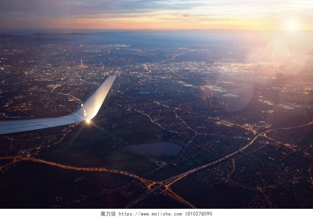日落时从降落在城市窗外的飞机上看风景